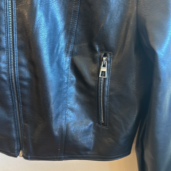 Love Tree Faux Leather Jacket Size Large Black/White Contrast Stripe Cropped - Picture 4 of 15